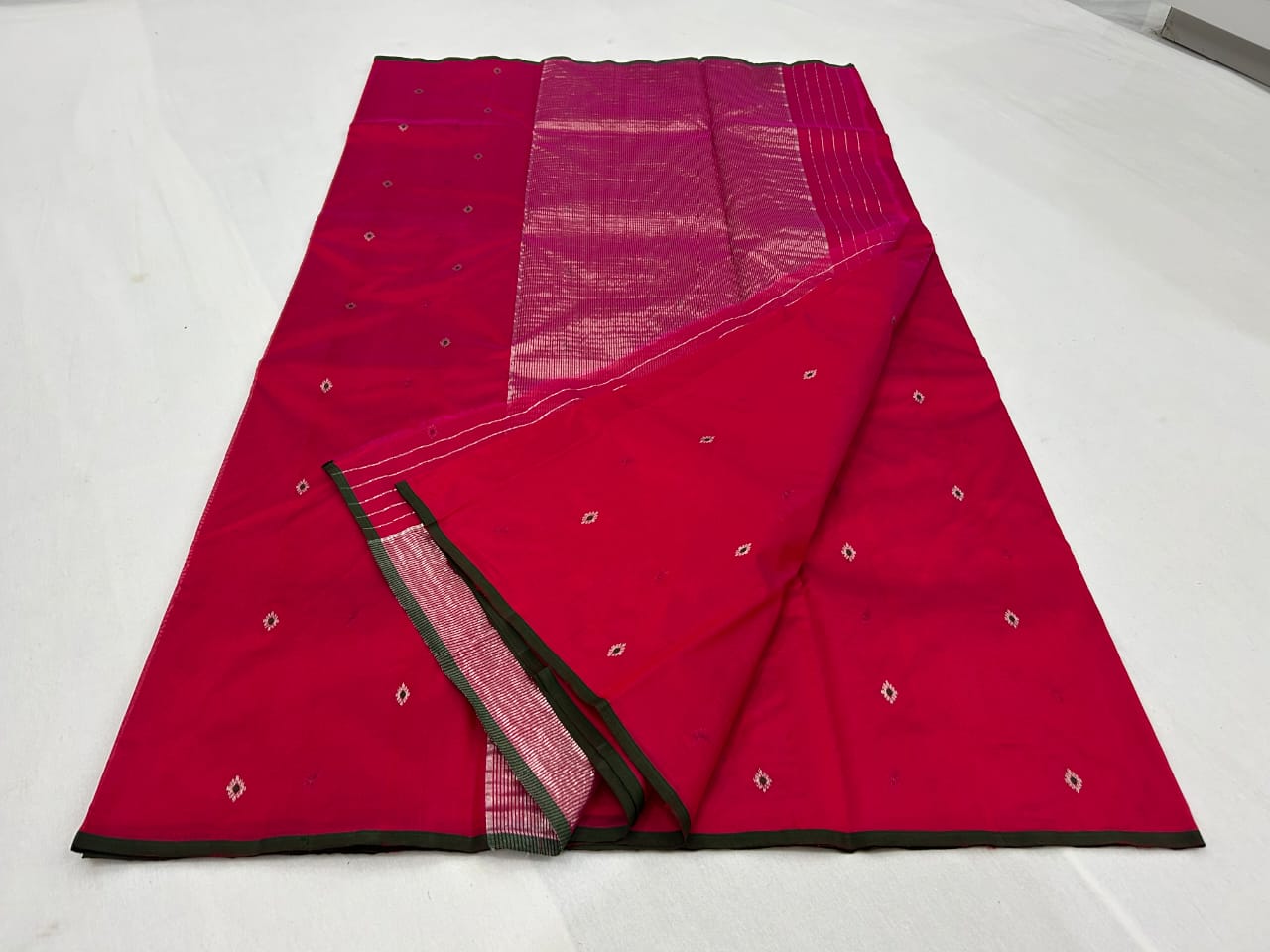 Beautiful Pure Handwoven Dual Tone Chanderi Pattu Silk Saree with Silver Zari Meenakari Buti